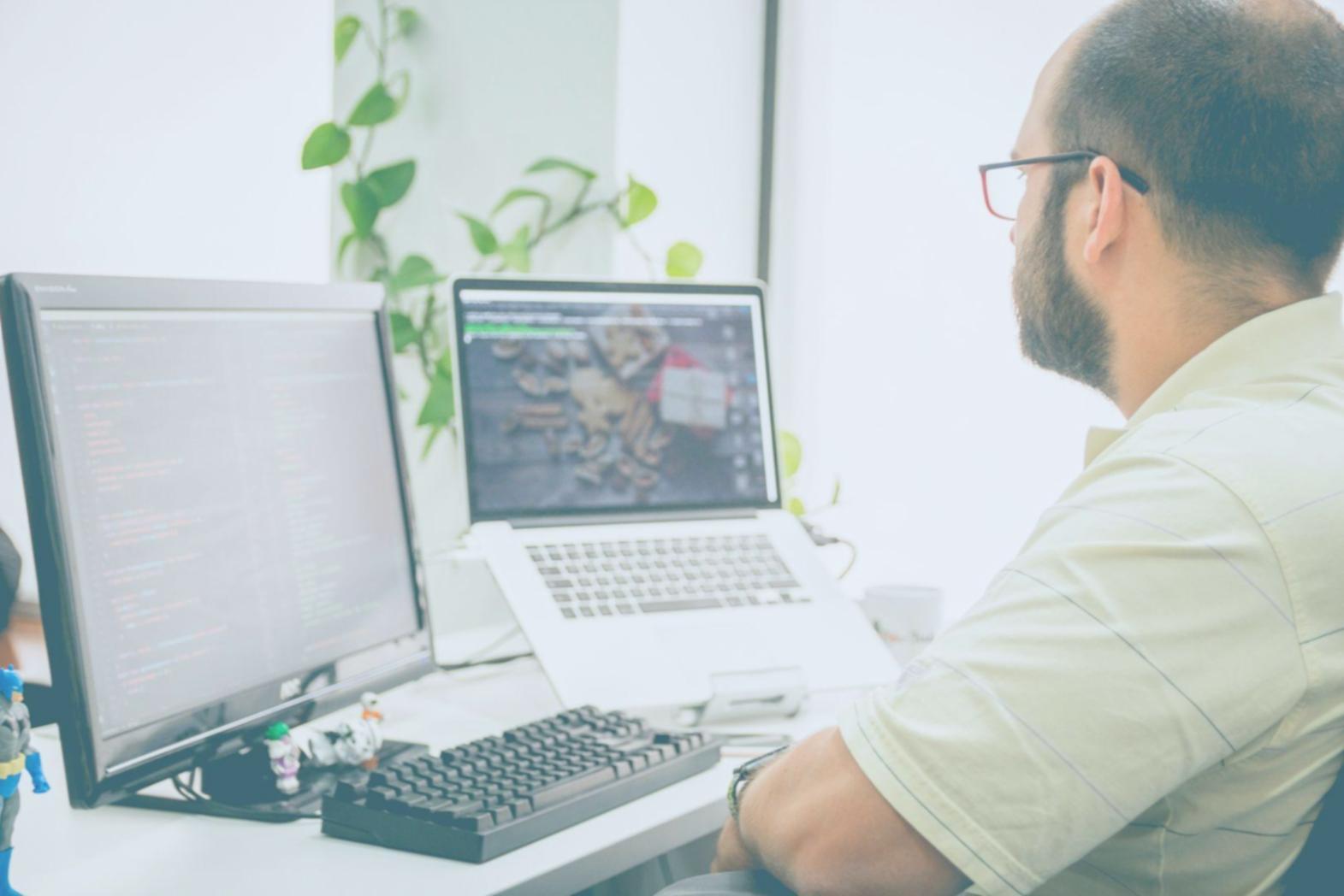 Profesional analizando datos financieros con múltiples pantallas mostrando gráficos y métricas de mercado